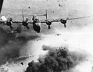 B-24 der 15th USAAF bei einem Angriff auf Moosbierbaum im Jahr 1944.