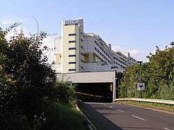 südliche Autobahneinfahrt in den Tunnel durch das Wohnhaus