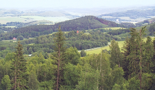 vrch Raziberk, v popředí vyčnívající věž kostela sv. Mikuláše