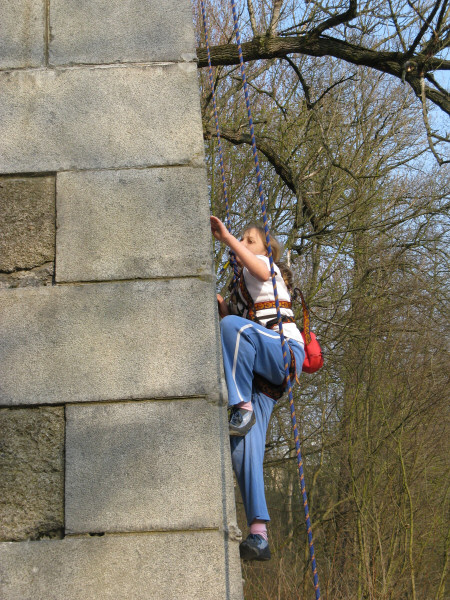 Na pilir vyleze i 9 leta holcicka