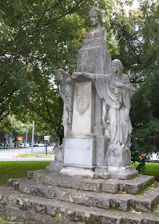 Monumento a Navarro Villoslada