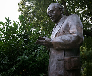 Escultura al Dr. Arazuri