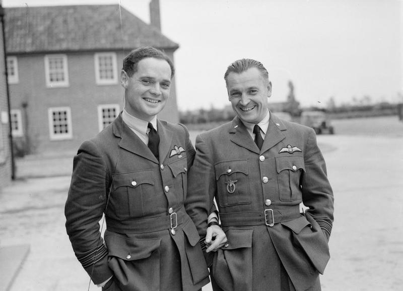 Alexander Hess (vpravo), s Douglasem Baderem, velitelem 242. (kanadskÃ©) peruti. Duxford, 1940.