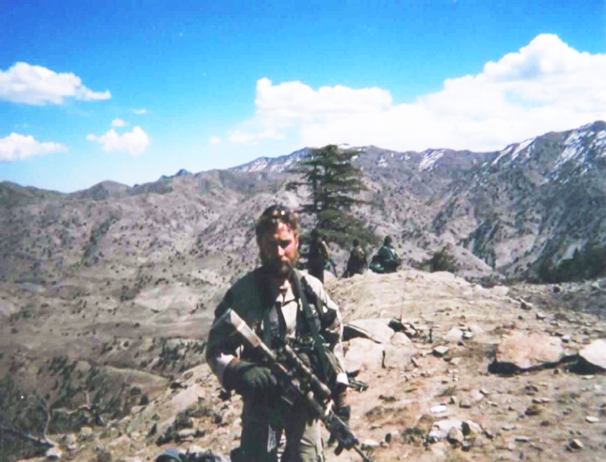 https://upload.wikimedia.org/wikipedia/commons/d/da/President_Trump_Awards_Medal_of_Honor_to_Retired_Navy_SEAL_for_Heroic_Actions_in_Afghanistan_180524-N-N0101-210.jpg