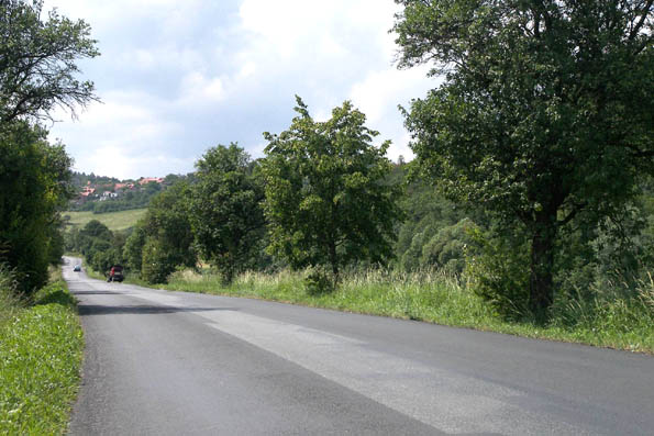 Pohled od Trubína ke Svaté. Vidíte sklon? Omyl. Auto vám bude couvat.