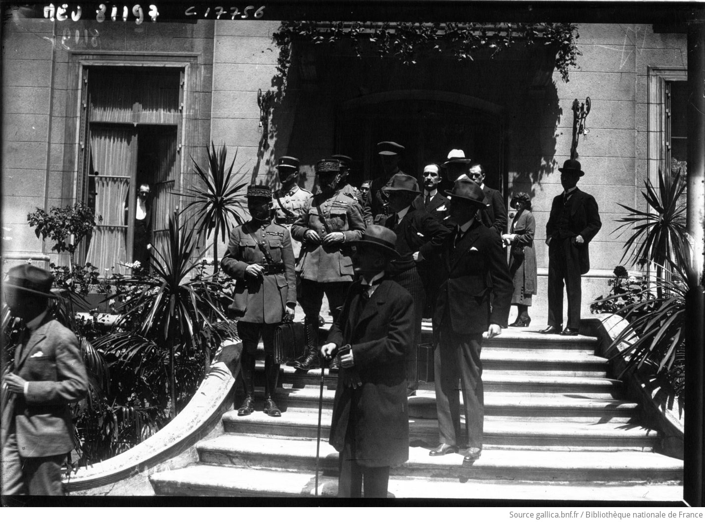 Mr Hymans, le maréchal Foch etc... quittent la Villa Belle