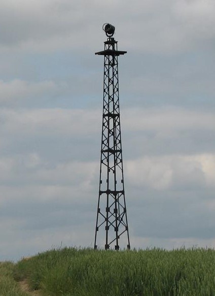Jedna z zachowanych latarni lotniczych w Dolnej (woj. opolskie).